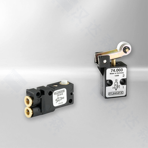 �������y